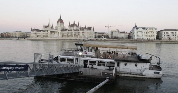 Metrópótló hajó jár a Dunán, a Kossuth térre Metrópótló hajó jár a Dunán, a Kossuth térre