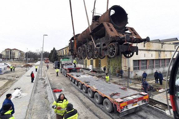 A helyére emelték az Eiffel Műhelyház parkjában a gőzmozdonyt