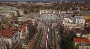 Hatalmas, 1848 méteres magyar zászlót visznek végig Budapest belvárosában